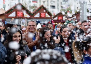 Antalya da Atatürk Kent Meydanın da Yapay Karlı Yeni Yıl Partisi